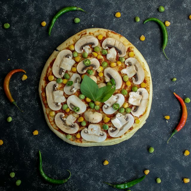 Pizza de champignon com milho e ervilha