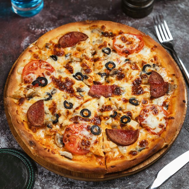 Pizza com salame, azeitonas e tomate